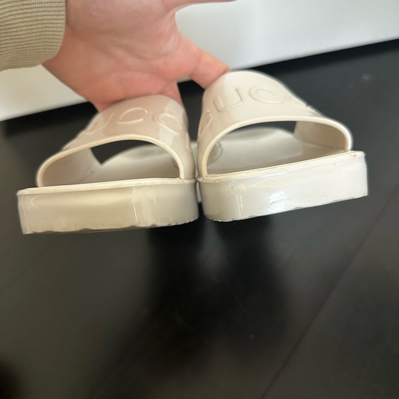 Gucci Women's Cream Slide Rubber Sandals - Picture 10 of 11